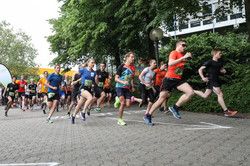 Teilnehmende beim Campuslauf 2019 rennen.