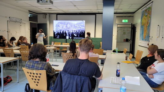 Veranstaltung The American Nightmare Teilnehmerinnen sitzen auf Stühlen und schauen nach vorne auf die Dozierenden und die Präsentation.