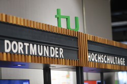 Schilder der Stände des Infopoints der Dortmunder Hochschultage. 