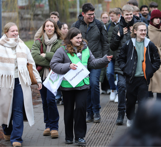 Dortmunder Hochschultage 2025 Schüler*innen folgen einer Studentin bei einer Campusführung