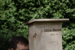 Bienenhotels Ein Mann baut ein Bienenhotel auf.