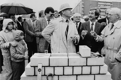 Stoßen 1987 auf den zweiten Bauabschnitt an: Dortmunds Oberbürgermeister Günter Samtlebe, Oberstadtdirektor Harald Heinze und IHK-Präsident Dr. Alfred Voßschulte (v.l.n.r.). Oberbürgermeister, Oberstadtdirektor und IHK-Präsident stoßen auf den zweiten Bauabschnitt an.