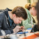 Schüler lötet an einem Bauteil