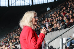 Prof. Insa Melle hält eine Ansprache vor den Studierenden im Signal Iduna Park.