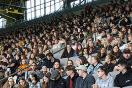 Eine Tribüne in einem Fußballstadion ist gefüllt mit Erstsemesterstudierenden.