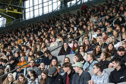Oktober Eine Tribüne in einem Fußballstadion ist gefüllt mit Erstsemesterstudierenden.