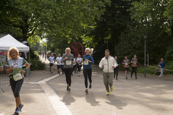 36. Campuslauf der TU Dortmund Mehrere Läufer*innen absolvieren eine Laufstrecke.