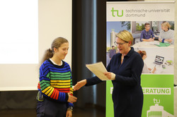 36_SchuelerUni_7778 Feierliche Übergabe erworbener Zertifikate zwischen der Prorektorin Studium Frau Prof. Dr. Wiebke Möhring und einer Teilnehmerin während der Eröffnungsveranstaltung der SchülerUni für das Wintersemester 2024/2025.