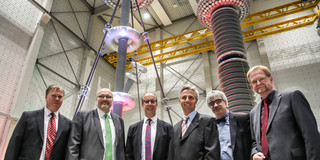 Eröffnung HGÜ Gruppenfoto, im Hintergrund elektronische Anlagen