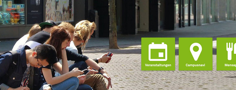 TU App Studenten auf dem Campus schauen auf ihr Smartphone. Rechts auf dem Bild sind Icons der TU App eingeblendet.