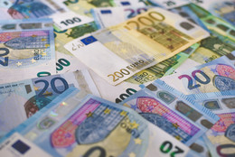 März 20, 100 und 200-Euro-Scheine liegen kreuz und quer auf einem Tisch.