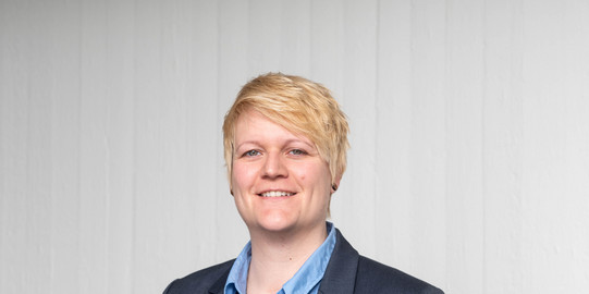 Ein Porträtbild von einer Frau, JProf. Lena Hünefeld, vor weißem Hintergrund.