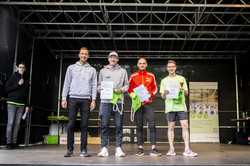 auf der Bühne stehen die drei Sieger und Christoph Edeler, Leiter des Hochschulsports