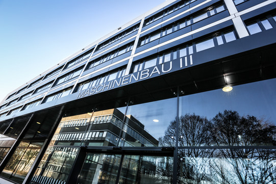Maschinenbau Gebäude Ein Gebäude mit Glasfenstern.
