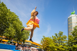 Ein Mann im Kostüm hüpft auf einem Trampolin vor dem Mathetower