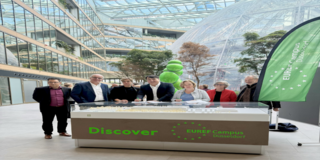 Gruppenfoto auf dem Talent-Campus Düsseldorf vor einem modernen Seminar- und Veranstaltungsbereich.