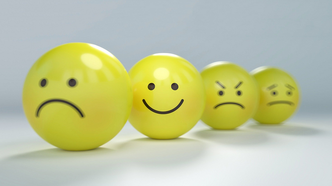 4 Smiles mit unterschiedlichen Gefühlsaudrücken (schlecht, gut, zornig, hilflos)