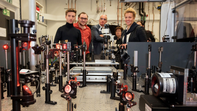 NRW-Wissenschaftsministerin Ina Brandes besucht ein Labor der  Fakultät Physik der TU Dortmund.