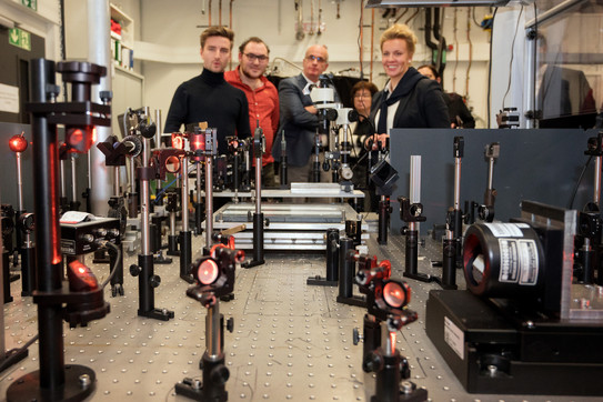 NRW-Wissenschaftsministerin Ina Brandes besucht ein Labor der  Fakultät Physik der TU Dortmund.