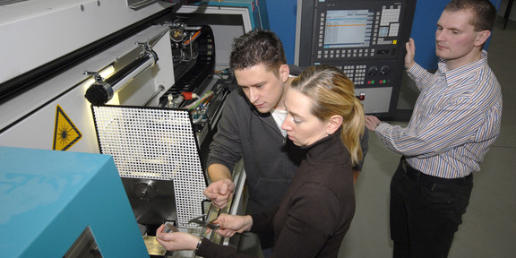 Maschinenbau Studierende an einer Tiefbohrmaschine.