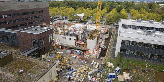 Blick von oben auf eine große Baustelle.