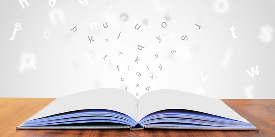 Arbeiten mit Literatur Geöffnetes Buch mit herausfliegenden Buchstaben.