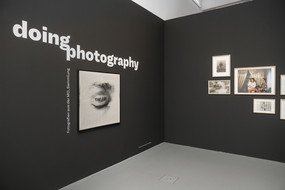 Ausstellungsansicht MO_Schaufenster#31: doing photography