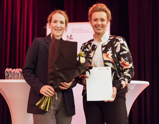 NRW Science Minister presents Dr. Lena Tacke with flowers and certificate