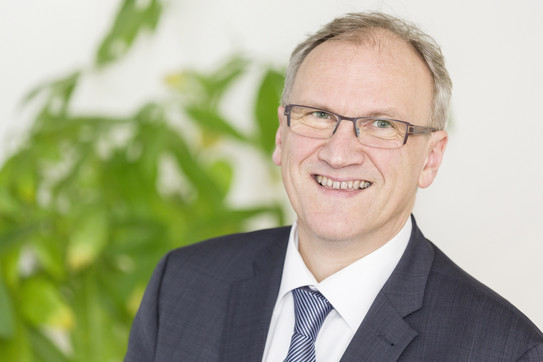 Dirk Biermann Prof. Biermann lächelt in die Kamera