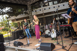 Eine Band steht bei einem Konzert auf der Bühne