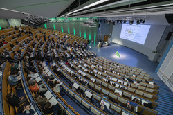 Vortragsreihe „Initialzündung“ Ein mit Studierenden gefüllter Hörsaal während eines Vortrags.