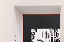 Türbogen im Ausstellungsraum, Blick auf Kunstwerk an der Wand