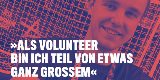 Foto eines Studenten im Anschnitt, rot-lila eingefärbt, Zitat „Als Volunteer bin ich Teil von etwas ganz Großem"