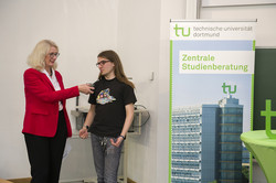 Eröffnung der SchülerUni WS2019/2020_03 Frau Prof. Insa Melle stellt einem SchülerUni-Teilnehmer Fragen zu seinem bisherigen Studium.