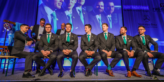 The picture shows the members of the German eight at the award for team of the year