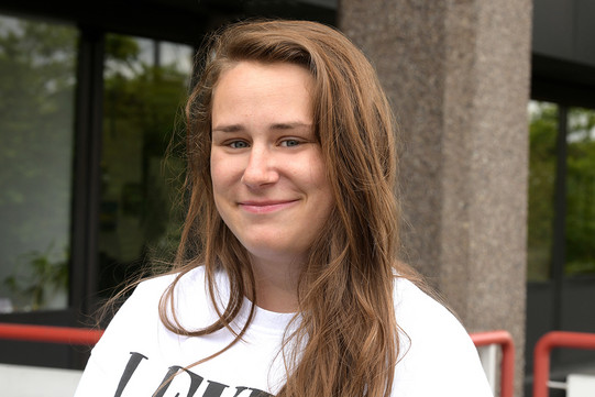 Annika Krzyzanowski Eine Frau lächelt in die Kamera.