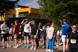 Foto: Viele Menschen stehen nach einem Lauf auf einem Platz auf dem Campus zusammen.