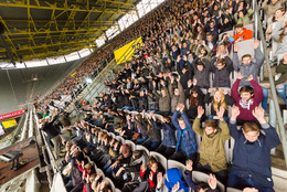 Erstsemesterbegrüßung Neue Studierende im Dortmunder Stadion machen eine Welle mit ihren Armen