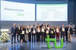 Group photo: Rector Prof. Manfred Bayer, Guido Baranowski (Society of Friends of TU Dortmund University), and Vice Rector for Academic Affairs Prof. Wiebke Möhring present the awards for the best final theses to graduates from the 17 faculties.