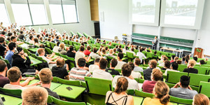 Blick in einen voll besetzten Hörsaal