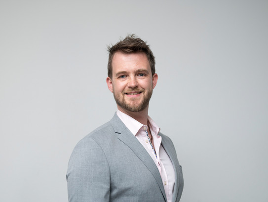 Ein Porträtbild von einem Mann, der Mann ist Prof. Matthias Faes.