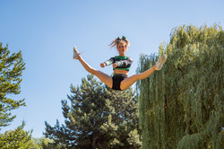 Cheerleaderinnen zeigen eine Übung.