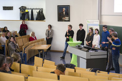 Bisherige Schülerstudierende beantworten Fragen, bei der Auftaktveranstaltung der SchülerUni.