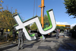 Aufbau Logo 2 Das Logo wird mit einem Kran angehoben.
