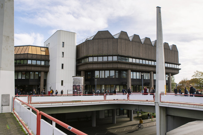 Mehrstöckiges Bibliotheksgebäude der TU Dortmund