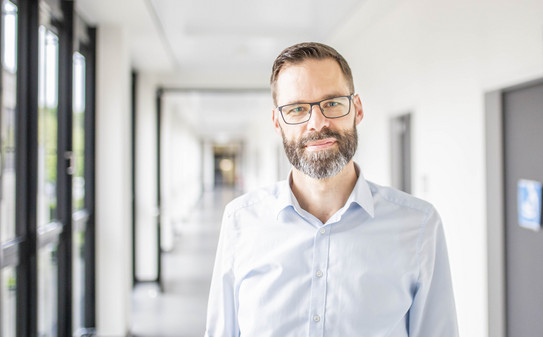 Portrait of a man with a beard and glasses (Prof. Kevin Kröninger).