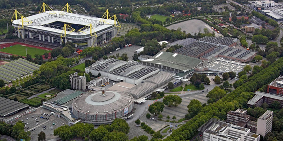 Luftbild Westfalenhalle Die Westfalenhalle und der Signal-Iduna-Park sind auf einer Luftaufnahme zu sehen.