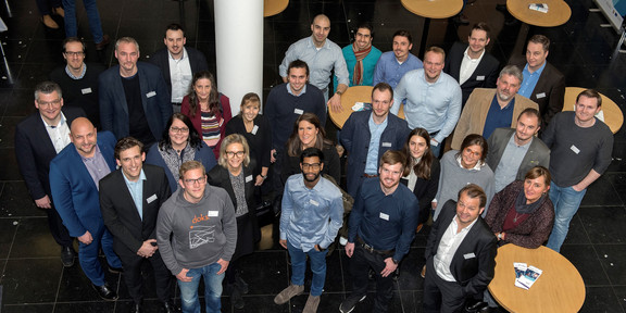 Abschluss StartUP.InnoLab Gruppenbild der Gründerinnen und Gründer sowie Projektpartner