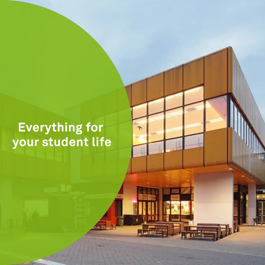 Ein modernes Gebäude mit großen Fenstern ist in warmem Licht zu sehen, davor stehen Sitzbänke. Links im Bild befindet sich ein grüner Halbkreis mit dem Text: „Everything for your student life“ – eine Botschaft, die auf Angebote und Unterstützung für Studierende hinweist.
