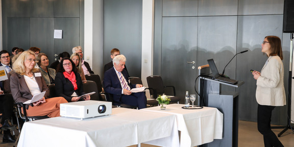 IFS-Bildungsdialog Die geschäftsführende IFS-Direktorin Prof. Nele McElvany hält an einem Rednerpult einen Vortrag vor Publikum.